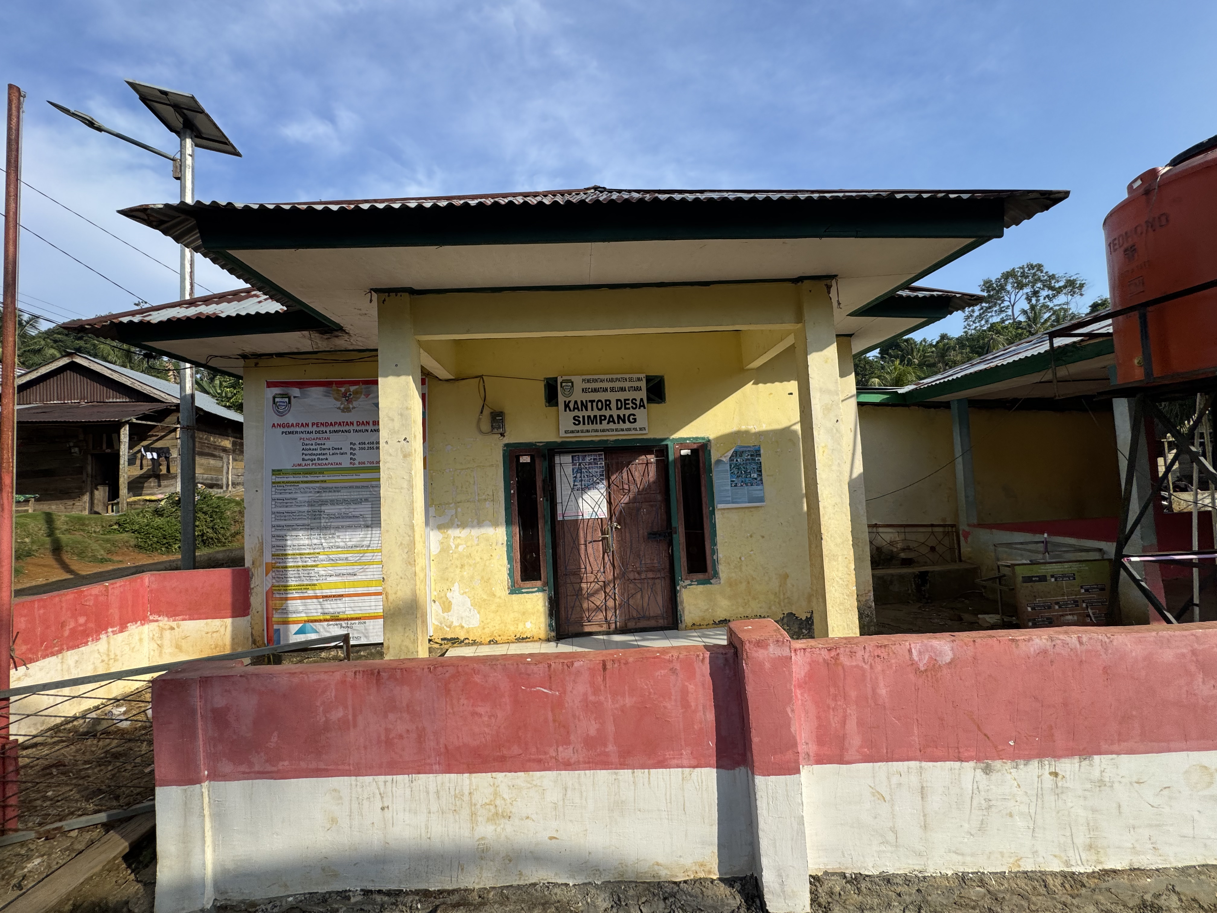 Hamparan sawah dan pegunungan Desa Simpang